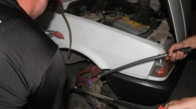 Konya’da otomobilin jantına sıkışan yılanı itfaiye kurtardı