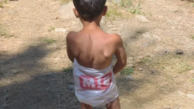 Çocuk market poşetini mayo yaparak Elazığ’da serinledi