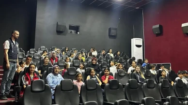 Adıyaman Besni polisinden depremzede çocuklara sinema keyfi sunuldu