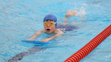 Bursa Büyükşehir Belediyesi Yaz Spor Okullarında minik yüzücüler sertifika aldı