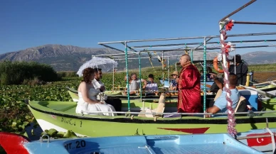 Işıklı Gölünde nilüferler arasında masalsı nikah kıyıldı