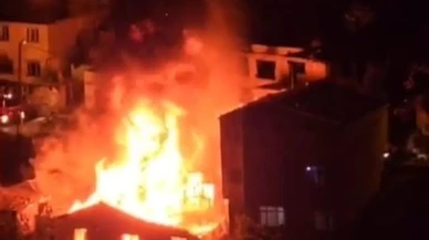 Gaziosmanpaşa'da buzdolabı patlaması dört gecekonduyu yaktı