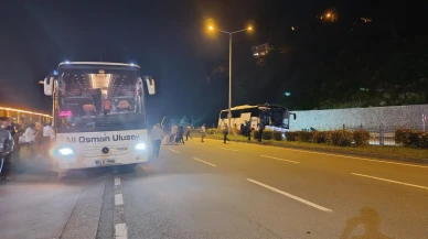 Rize’de yolcu otobüsü bariyerlere çarparak aydınlatma direğine çarptı