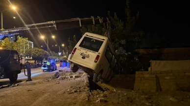 Iğdır'da yolcu minibüsü bahçe duvarında asılı kaldı
