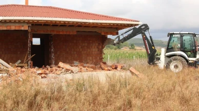 Körfez Belediyesi kırsalda kaçak yapıları yıkmaya devam ediyor
