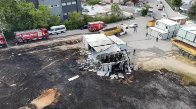 Sancaktepe’de yangın inşaat alanına sıçradı konteynerler hasar gördü