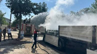 Osmaniye’de demir yüklü tırda çıkan yangın itfaiye ekiplerince söndürüldü