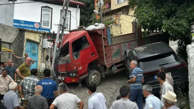 Kastamonu İnebolu’da kamyon park halindeki araca ve elektrik direğine çarptı