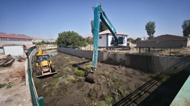 Tatvan’da DSİ Tarafından Dere Temizliği Çalışması Yapıldı