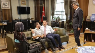 Kütahya Valisi Musa Işın engelli vatandaş Sefa Yiğit'i makamında ağırladı