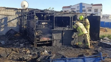 Erdek'te belediye evleri yakınında çıkan baraka yangını söndürüldü