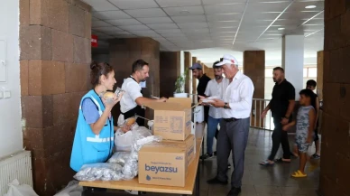 Van Büyükşehir Belediyesi yaşlılar için Van Gölü’nde piknik düzenledi