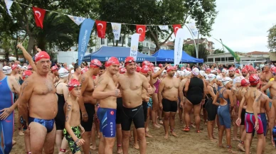 İzmit Körfezi'nde 343 kişi 2 bin 600 metre yüzme yarışına katıldı