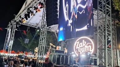 Simav’da Zakkum Grubu Panayırda Coşkulu Konser Verdi