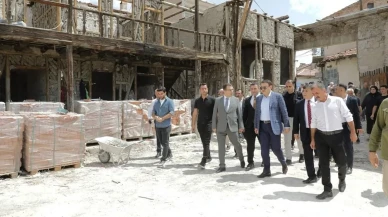 Kütahya Valisi Musa Işın Emet Hanı’ndaki restorasyonu inceledi