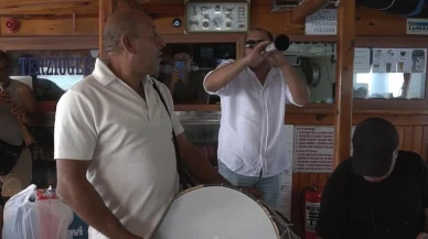 Muğla’nın Düğerek Mahallesi sakinleri denizde davul zurna ile eğlendi