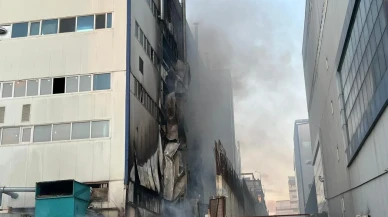 Arnavutköy'de 3 katlı fabrikada çıkan yangın itfaiye ekiplerince kontrol altına alınıyor