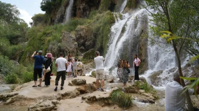 Erzincan'da Girlevik Şelalesi sıcaktan bunalanlara serinlik sunuyor