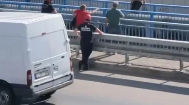 Küçükçekmece’de E-5 Üzerinde Şahıs İntihar Girişiminde Bulundu Trafik Felç Oldu