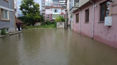 Edirne’de sağanak yağmur yolları göle çevirdi