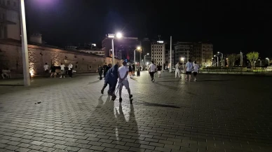 İstanbul'da şimşekler geceyi aydınlattı sert rüzgarlar etkili oldu