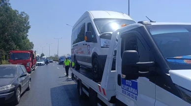 Manavgat’ta öğrenci servisi otel servisine çarptı, 6 kişi yaralandı