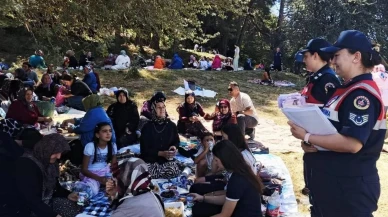 Bolu Jandarması Hacet Bayramında Vatandaşları Bilgilendirip Hediye Dağıttı