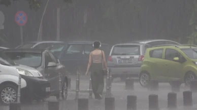 Konya'da aniden bastıran sağanak trafikte yoğunluğa neden oldu