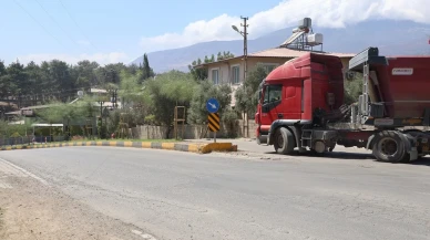 Hatay’da seyir halindeki mikser yola beton döktü