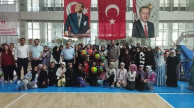 Bilecik Bozüyük'te Kur'an kursu öğrencileri voleybol turnuvasında yarıştı