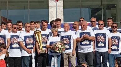 Nilüfer Belediyespor Süper Kupa Şampiyonluğunu Başkan Şadi Özdemir'e Takdim Etti