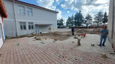Atatürk Ortaokulu İdarecileri Öğrenciler İçin Parke Taşı Döşedi