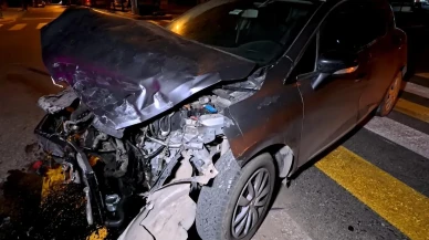 Aksaray'da iki otomobil kavşakta çarpıştı hurdaya döndü