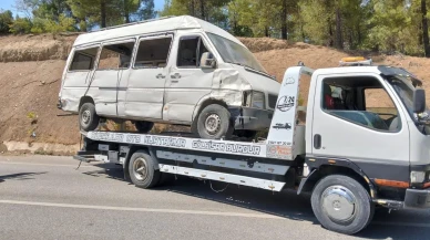 Viraja Hızlı Giren Minibüs Burdur’da Şarampole Devrildi, 1 Yaralı