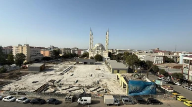 Iğdır'da Haydar Aliyev Parkı'ndaki ticari yapı açıklama yapılmadan yıkıldı