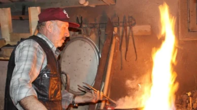 Bayburt'ta Hanefi Sarıkaya 58 yıldır bakırcılık yapıyor