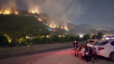 Karabük’te orman yangınını kamp sandalyelerinde izleyen vatandaşlar