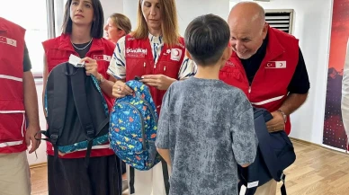 Türk Kızılay Manisa çocuklara kırtasiye desteği sağladı