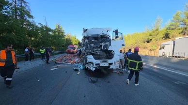 Adana-Pozantı otoyolunda karpuz yüklü tır devrildi karpuzlar yola saçıldı