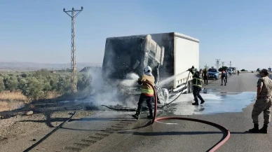 Hatay'ın Hassa ilçesinde seyir halindeki tır alevler içinde kaldı