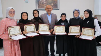 Bayburt'ta 11 öğrenciye hafızlık belgeleri İl Müftüsü Bayram Danacı tarafından verildi