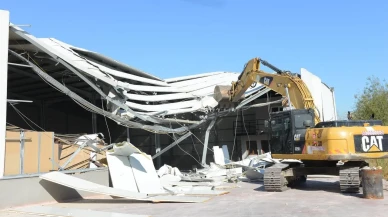 Nilüfer Belediyesi Ürünlü'de kaçak fabrika ve depoyu yıktı