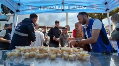 Düzce Belediyesi Gaziler Günü'nde Büyük Cami önünde lokma dağıttı