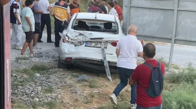 Yolcu treni Aydın Söke'de otomobile çarptı bir yaralı var