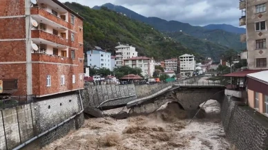 Sel suları Borçka’daki asırlık tarihi köprüyü yıktı