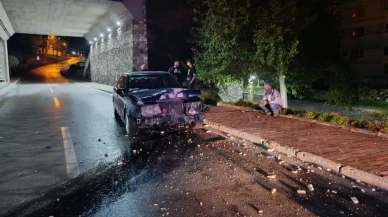 Bursa'da alkollü sürücü elektrik direğine çarpıp kaçtı