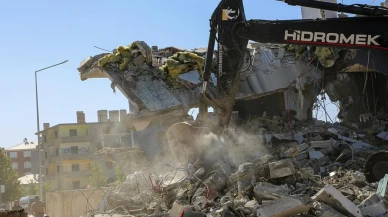 Van Büyükşehir Belediyesi Hatuniye Caddesi'ndeki yıkım çalışmalarına devam ediyor