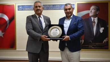 Kuşadası'nda hayırsever iş insanı Özel Ünsal'a eğitime destek plaketi verildi