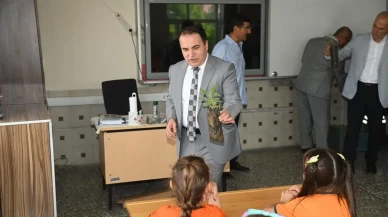 Anamur'da öğrencilere adaçayı, biberiye ve lavanta fidanları dağıtıldı