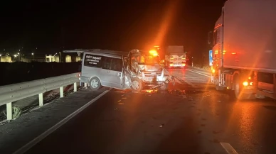Afyonkarahisar'da iş makinesine çarpan minibüs sürücüsü ağır yaralandı